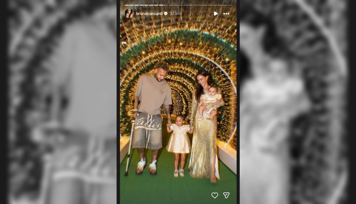 De muleta, Neymar vive luxuosa noite de Natal em família; veja vídeo