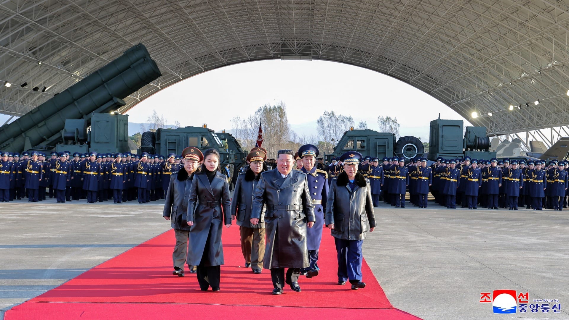 Coreia do Norte exibe submarino nuclear e eleva tensão com os EUA