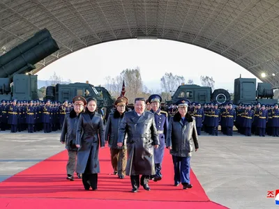 Coreia do Norte exibe submarino nuclear e eleva tensão com os EUA