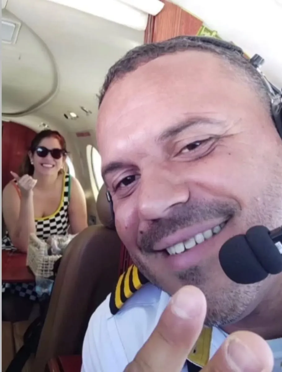 Marília Mendonça posa em selfie com copiloto Tarciso Pessoa Viana (Reprodução/Instagram @nagilavianadovale)