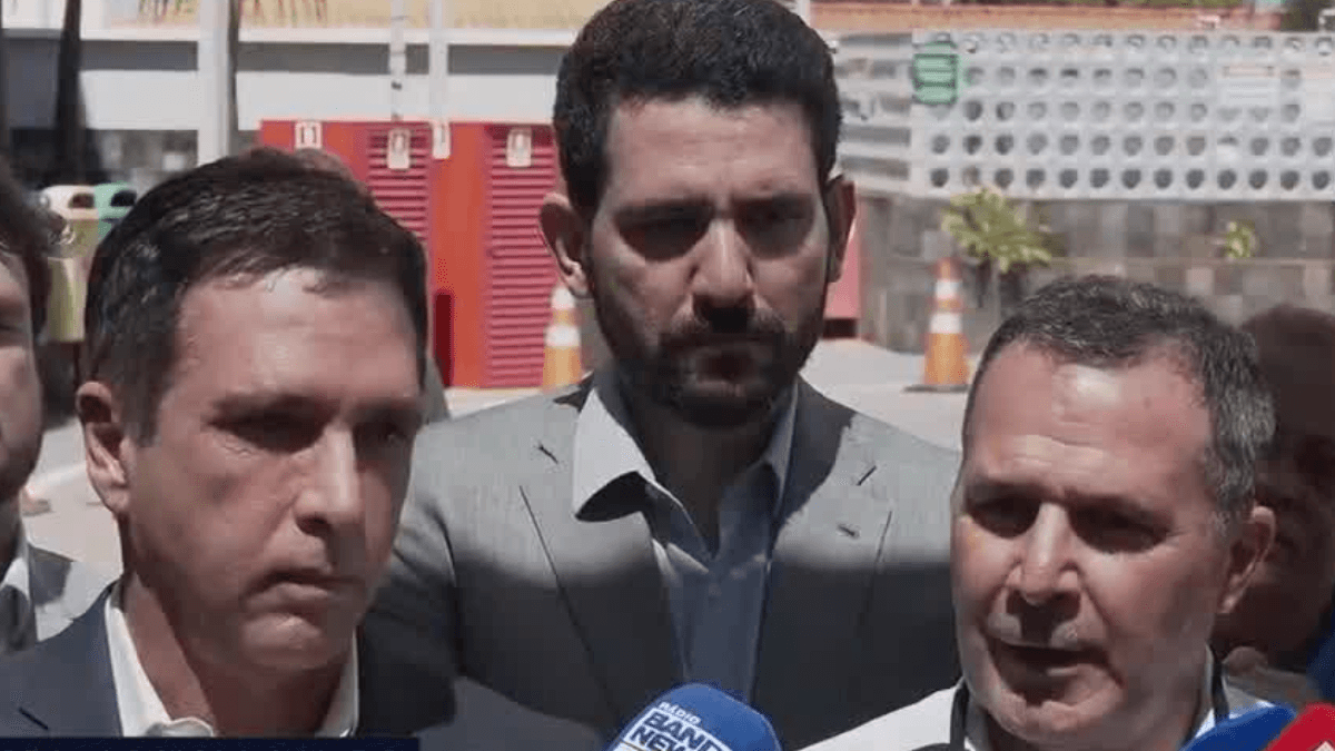 Procedimento de Bolsonaro transcorreu de acordo com o previsto, diz médico