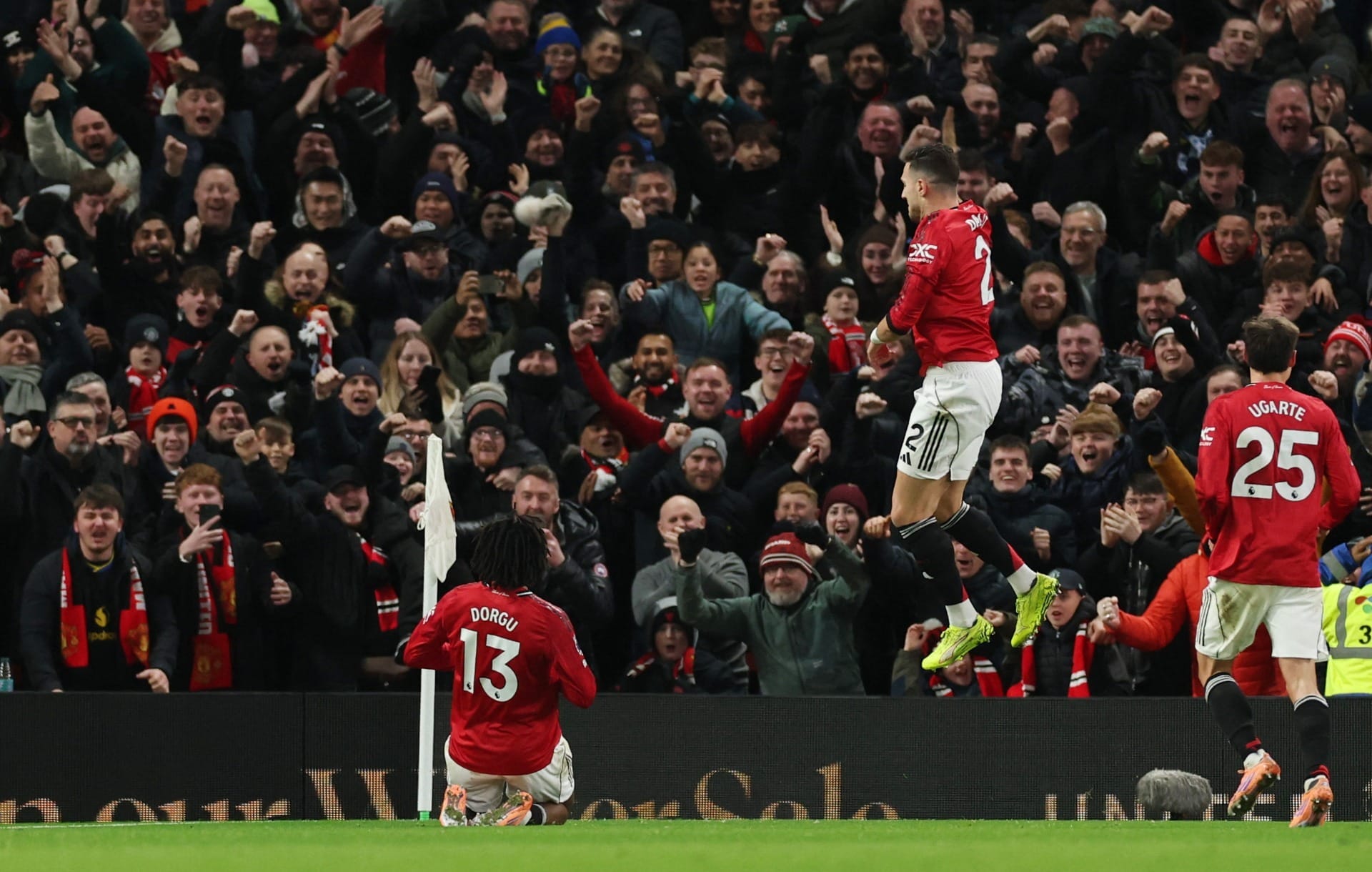 Manchester United derrota Newcastle e se aproxima do G4
