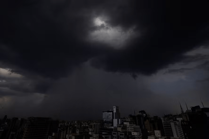 Temporal em SP deixa mais de 150 mil imóveis sem luz neste sábado (27) 1