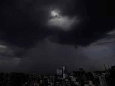 Temporal em SP deixa mais de 150 mil imóveis sem luz neste sábado (27)