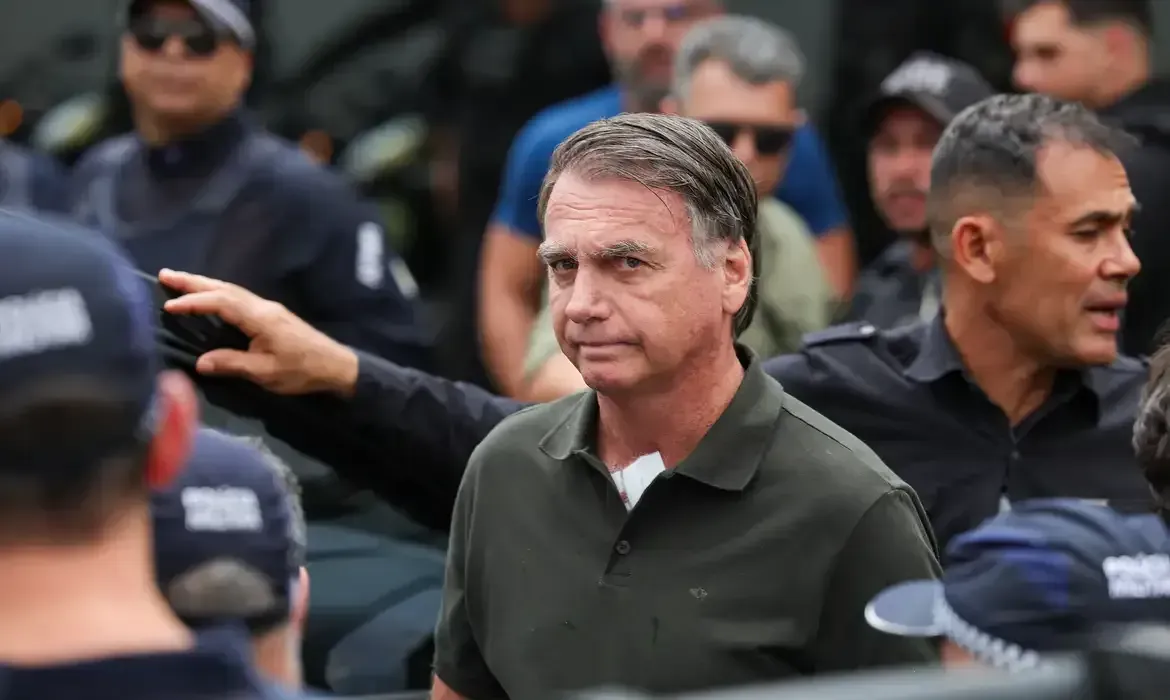 Jair Bolsonaro segue internado após cirurgia de hérnia em Brasília