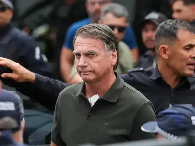 Jair Bolsonaro segue internado após cirurgia de hérnia em Brasília