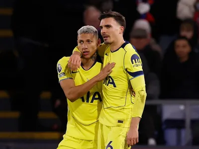 Richarlison tem gols anulados, mas Tottenham vence Crystal Palace