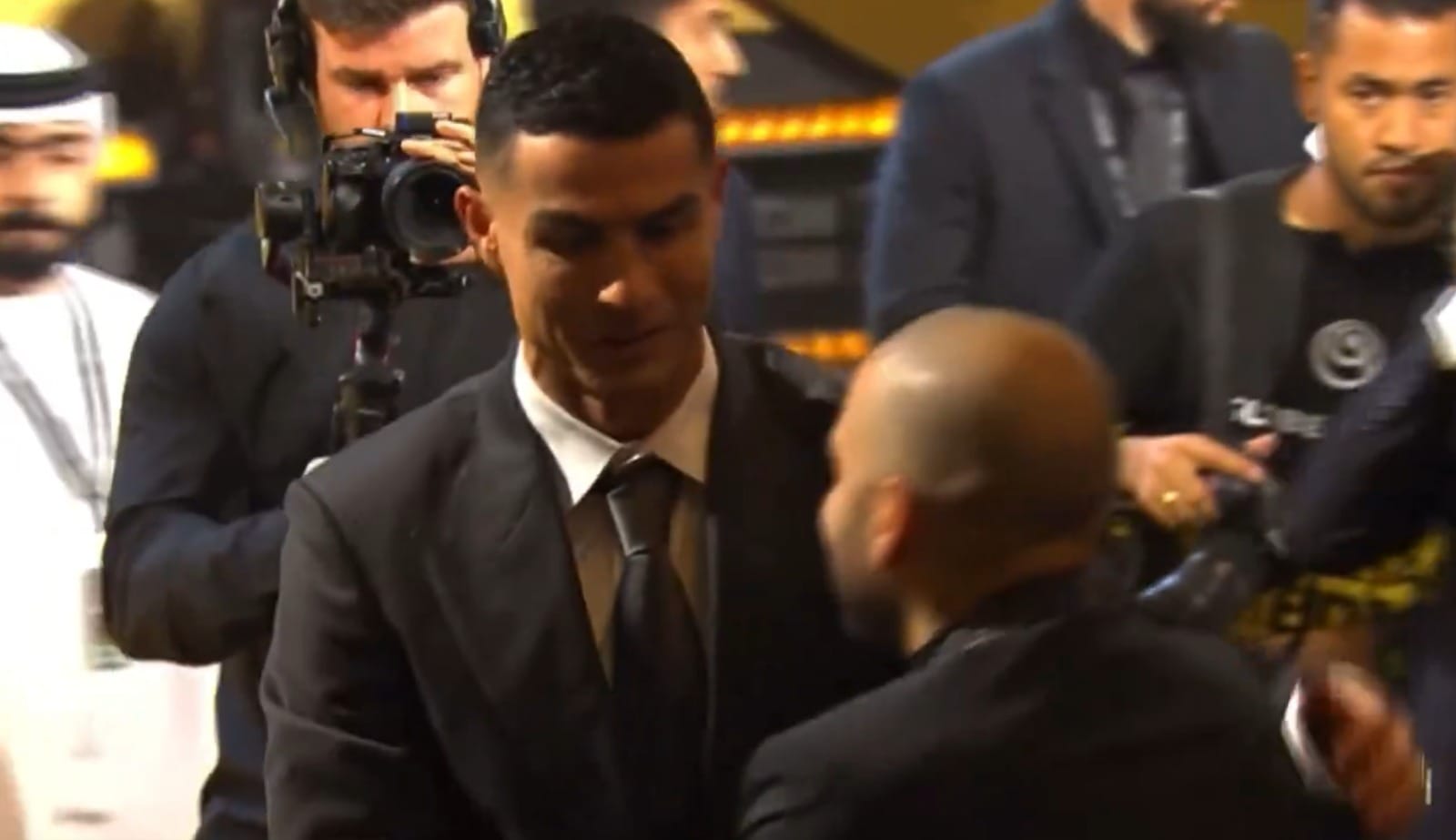 Daniel Alves vai a premiação e é cumprimentado por Cristiano Ronaldo; veja