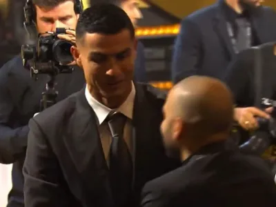 Daniel Alves vai a premiação e é cumprimentado por Cristiano Ronaldo; veja