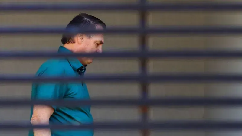 Bolsonaro é submetido a novo procedimento para tratar crise de soluços