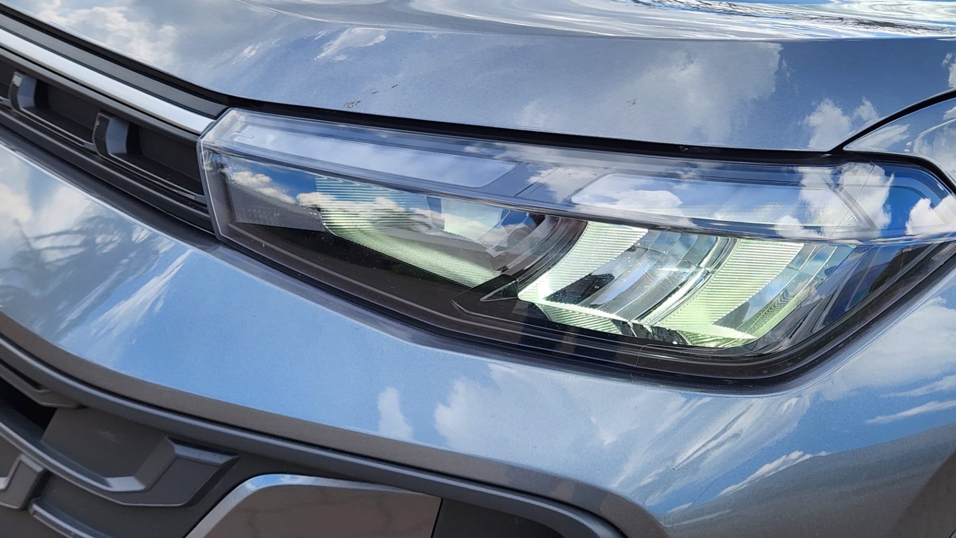 Conjunto óptico full LED destaca o design moderno do Volkswagen Tera