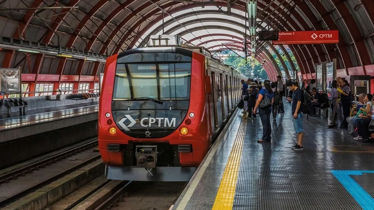 Árvore cai sobre trilho da CPTM e bloqueia circulação de trens em SP