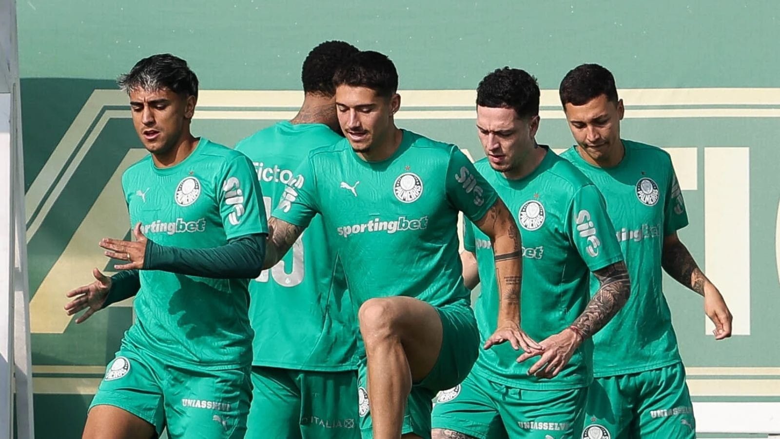 Palmeiras no mercado da bola: reforços e saídas para a temporada 2026