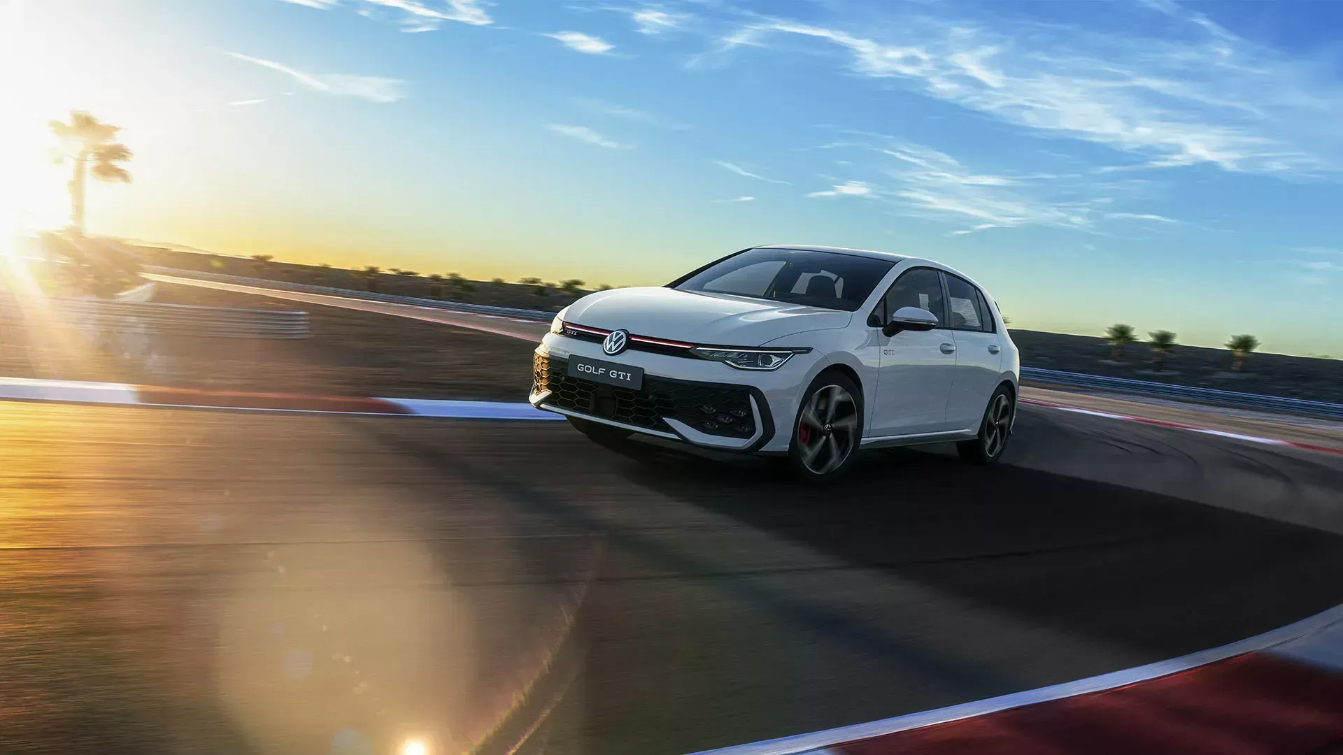 Oitava geração do Golf GTI incorporou sistemas híbridos leves e novas assistências ao motorista