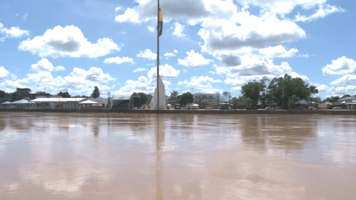 Rio Acre transborda e afeta 20 mil pessoas em Rio Branco