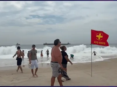 Bombeiros buscam por pessoa que se afogou no mar da Praia de Copacabana