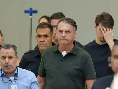Bolsonaro passa por procedimento e equipe médica mantém previsão de alta