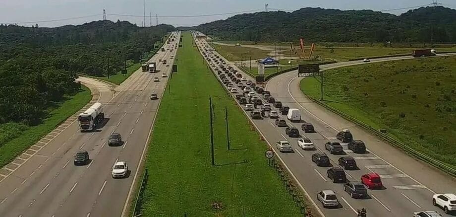 Véspera de Ano Novo tem 6 km km de lentidão rumo à Baixada Santista
