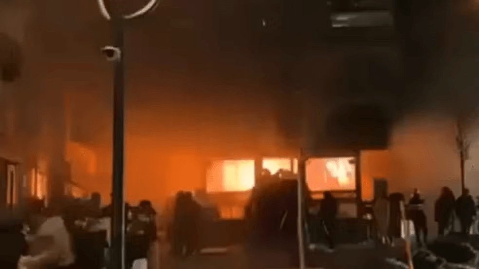 Testemunhas dizem que vela causou incêndio com 40 mortes nos Alpes Suíços