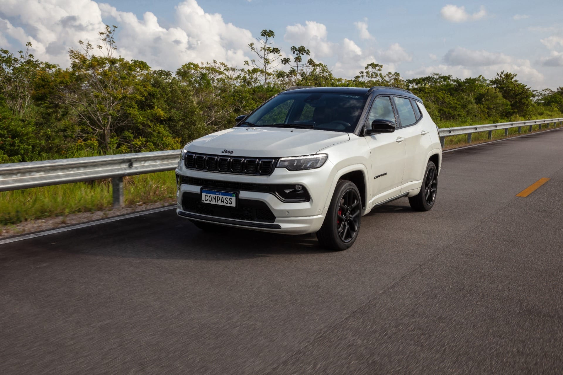 Versão Blackhawk do Jeep Compass reforça a presença da marca no segmento de SUVs médios | Crédito: Divulgação