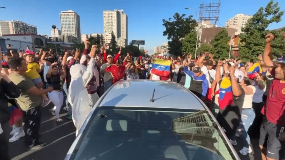 Venezuelanos no Chile celebram captura de Nicolás Maduro pelos EUA