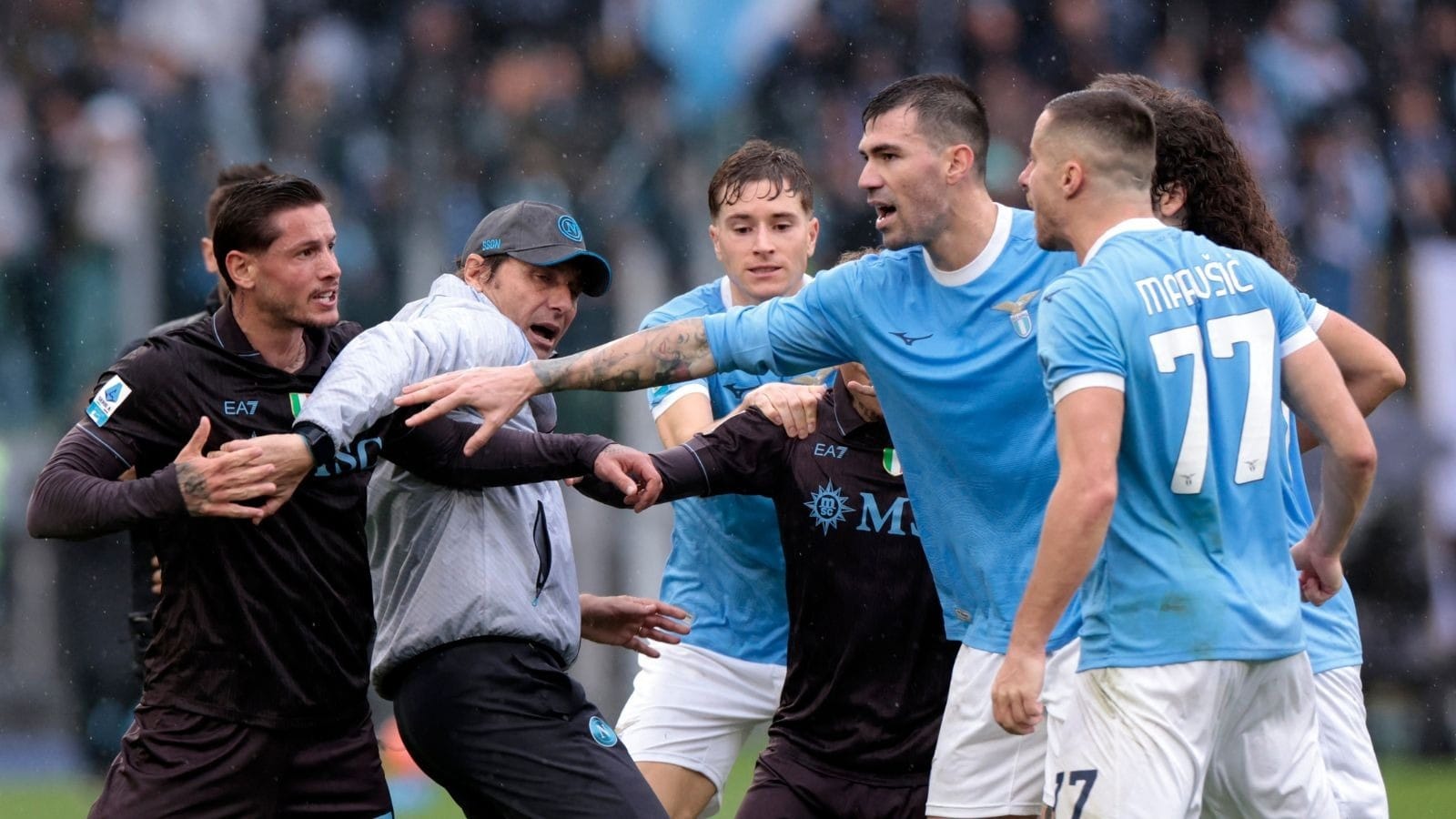 Com briga e 3 expulsos, Napoli vence a Lazio e encosta na liderança