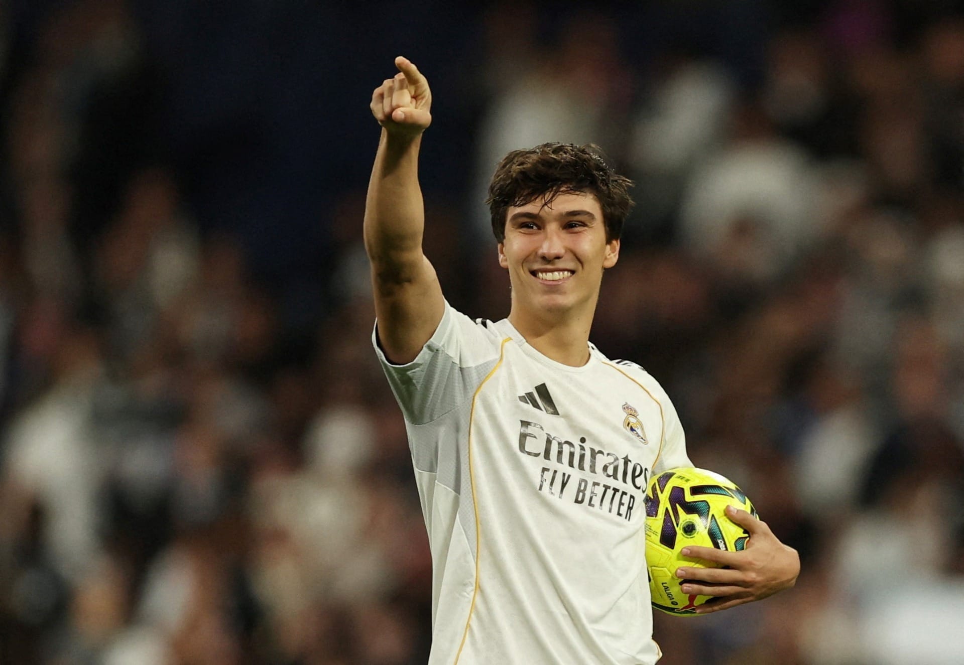 Atacante da base faz três, e Real Madrid goleia o Real Betis pelo Espanhol