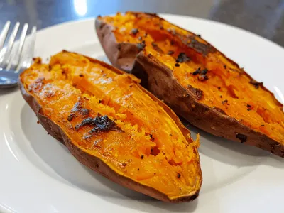 Asse a batata-doce por inteiro na airfryer; aprenda!