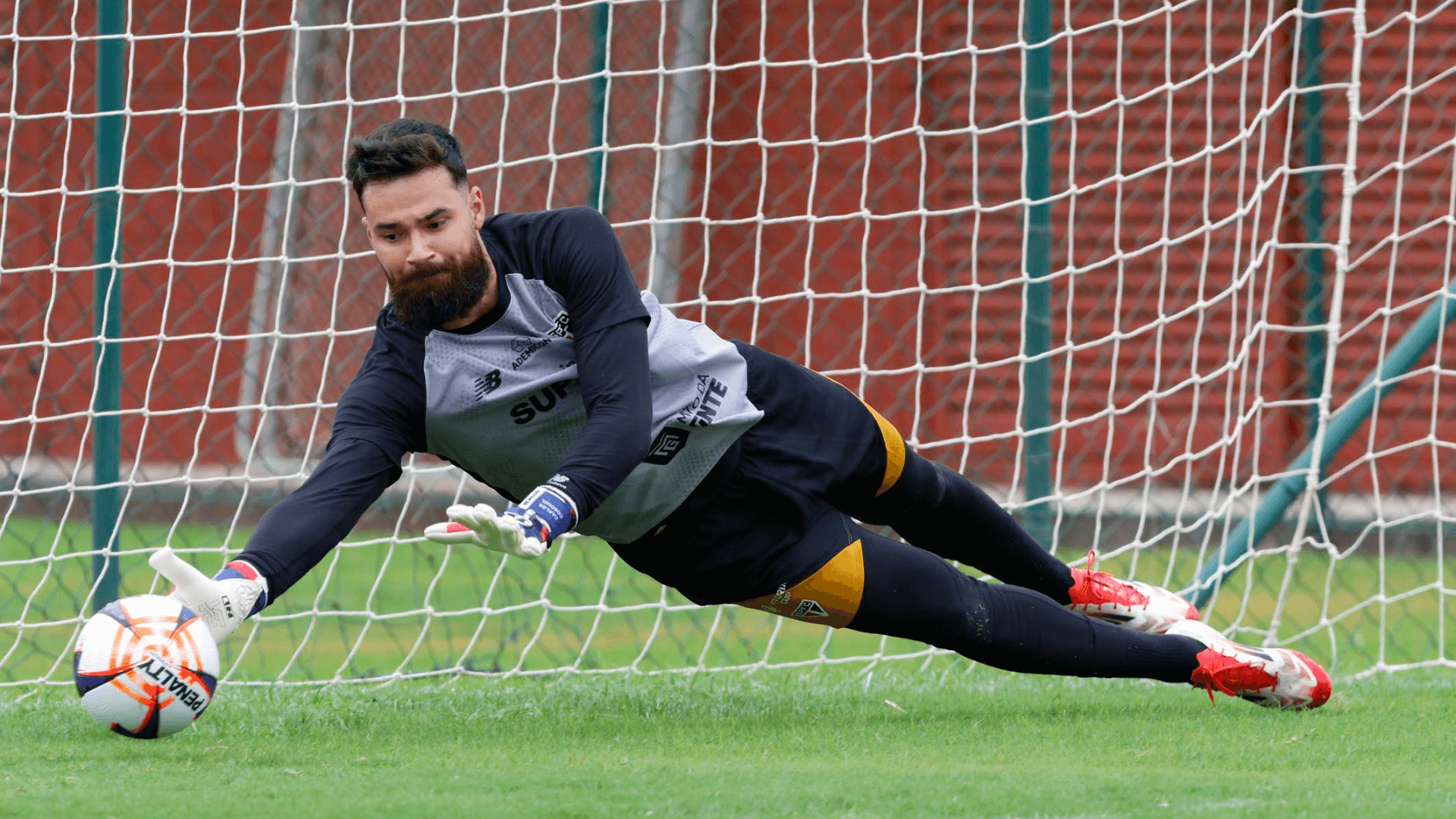 O dia em que o goleiro Carlos Coronel, do São Paulo, jogou na linha nos EUA