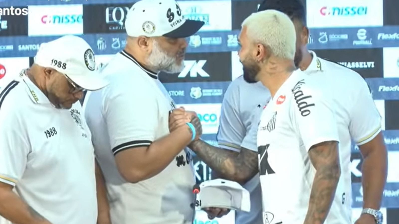 Gabigol é cobrado por torcedor do Santos em apresentação. Foto: Divulgação / Santos TV