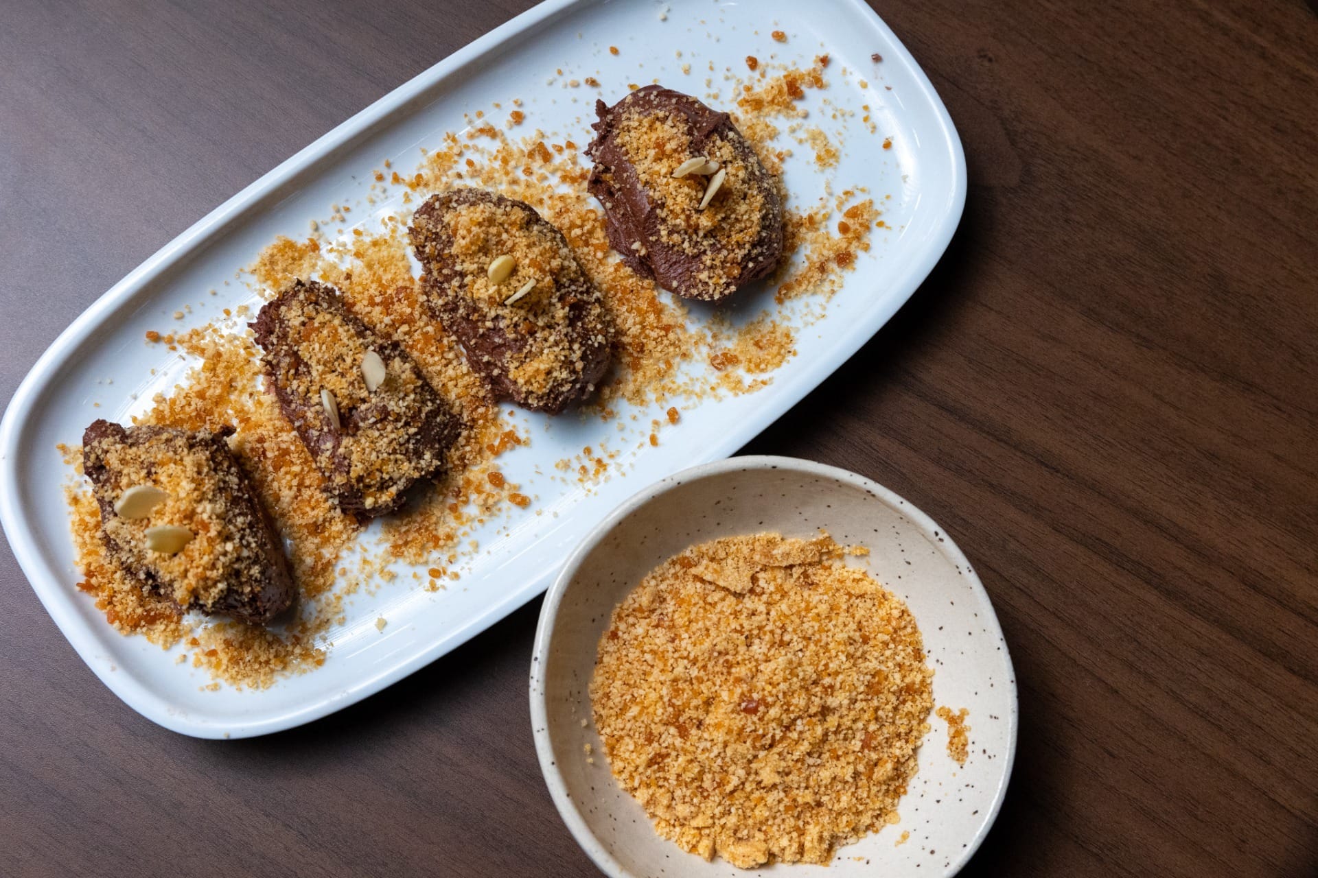 Mousse de chocoloate com farofa de amêndoas do Dodô | Band Receitas