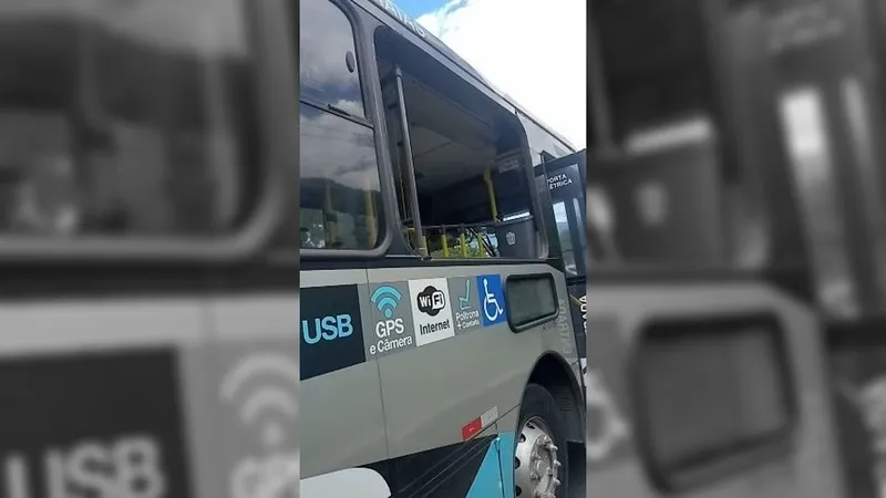 Jovem cai de ônibus após janela se desprender em São Sebastião