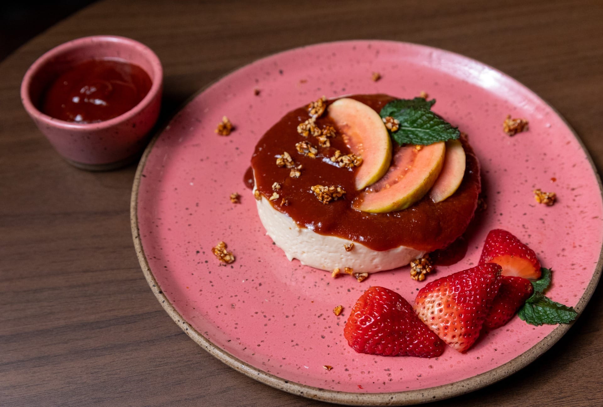 Panacota de queijo com calda de goiabada da Julianne Trevisol | Band Receitas