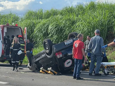 Motorista fica ferido após capotar carro em rodovia de Jaguariúna