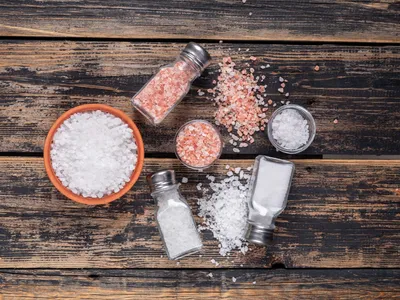 Salgar antes ou depois? Veja um guia prático para não errar mais no tempero