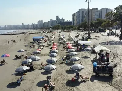 Turistas reclamam de cobrança ilegal e preços abusivos nas praias de SP