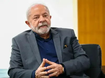 Lula volta para lidar com saída de Haddad e Lewandowski