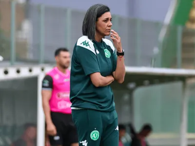 Pioneira no Brasil, Nívia de Lima quer chances para mulheres no futebol