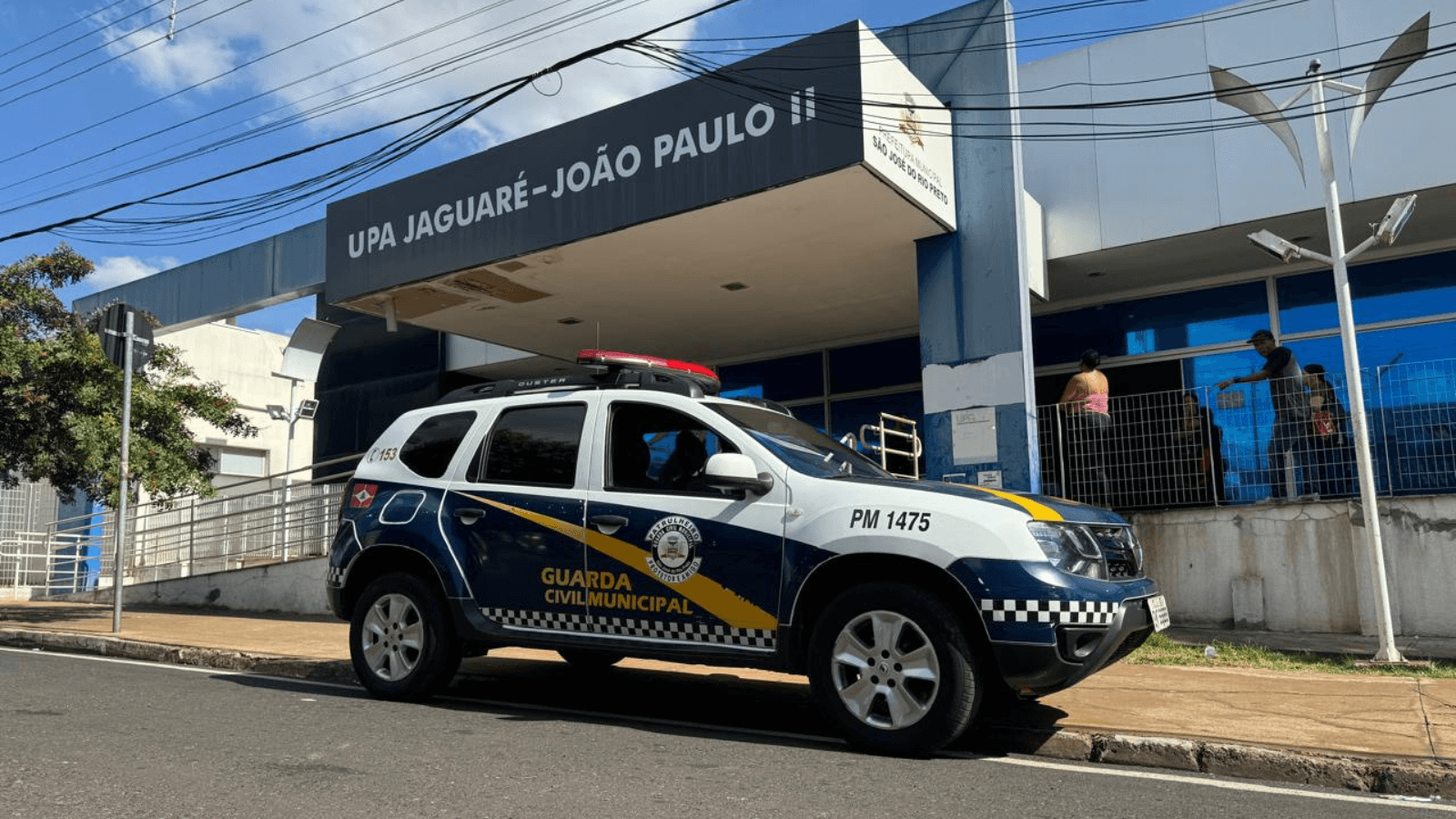 Motorista sofre mal súbito, bate carro em árvore e é socorrido pela GCM