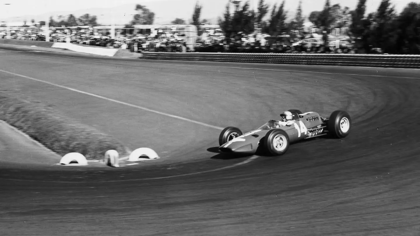Pedro Rodríguez a bordo do modelo 1512 da Ferrari durante o GP do México de 1965