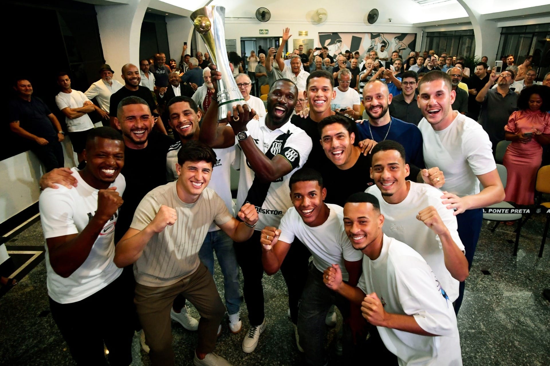 Ponte Preta recebe taça da Série C e promete quitar dívidas com os atletas