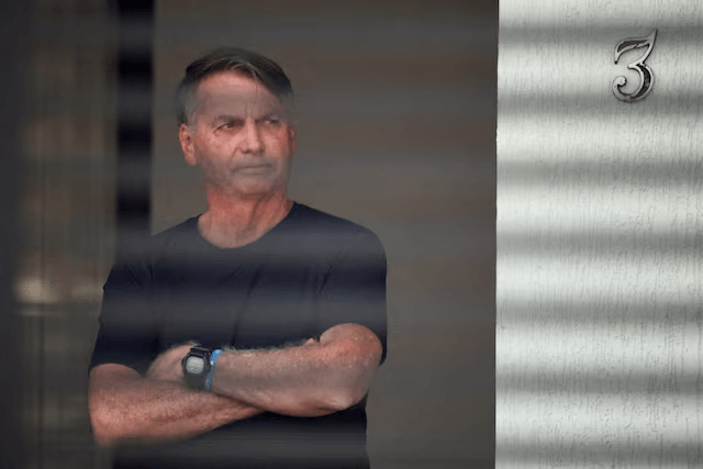 PF nega pedido sobre ar e defesa de Bolsonaro busca domiciliar