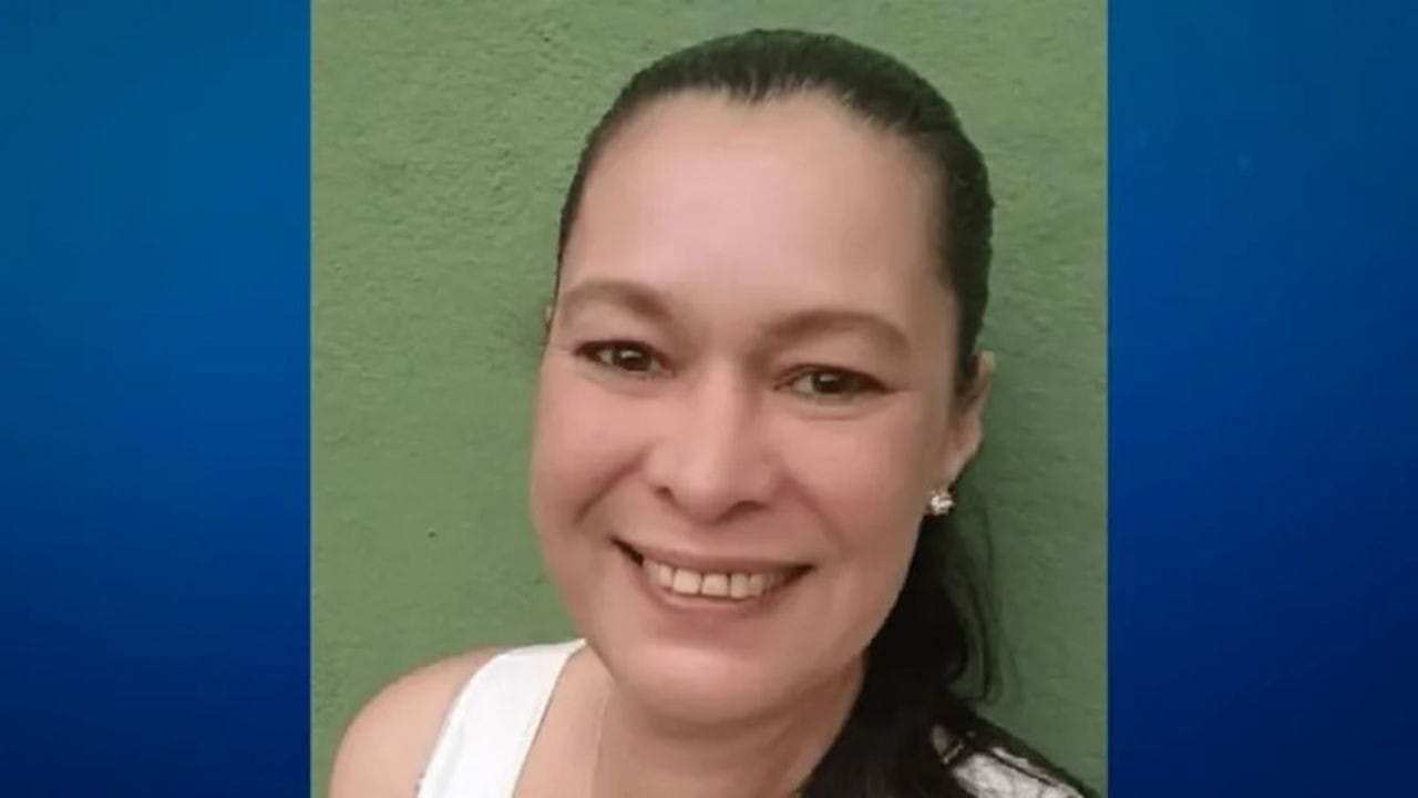 Crítica ao pai, filiada ao PT: quem foi a filha de Olavo de Carvalho
