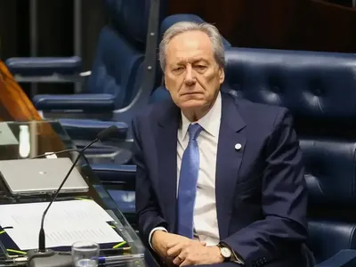 Ministro Ricardo Lewandowski entrega pedido de demissão a Lula