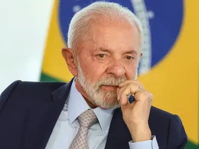 Lula sanciona lei que proíbe desconto automático do INSS
