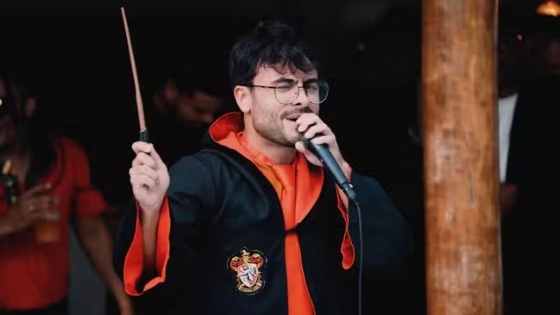 Conheça Harry O Bruxo, cantor de arrocha notificado pela Warner
