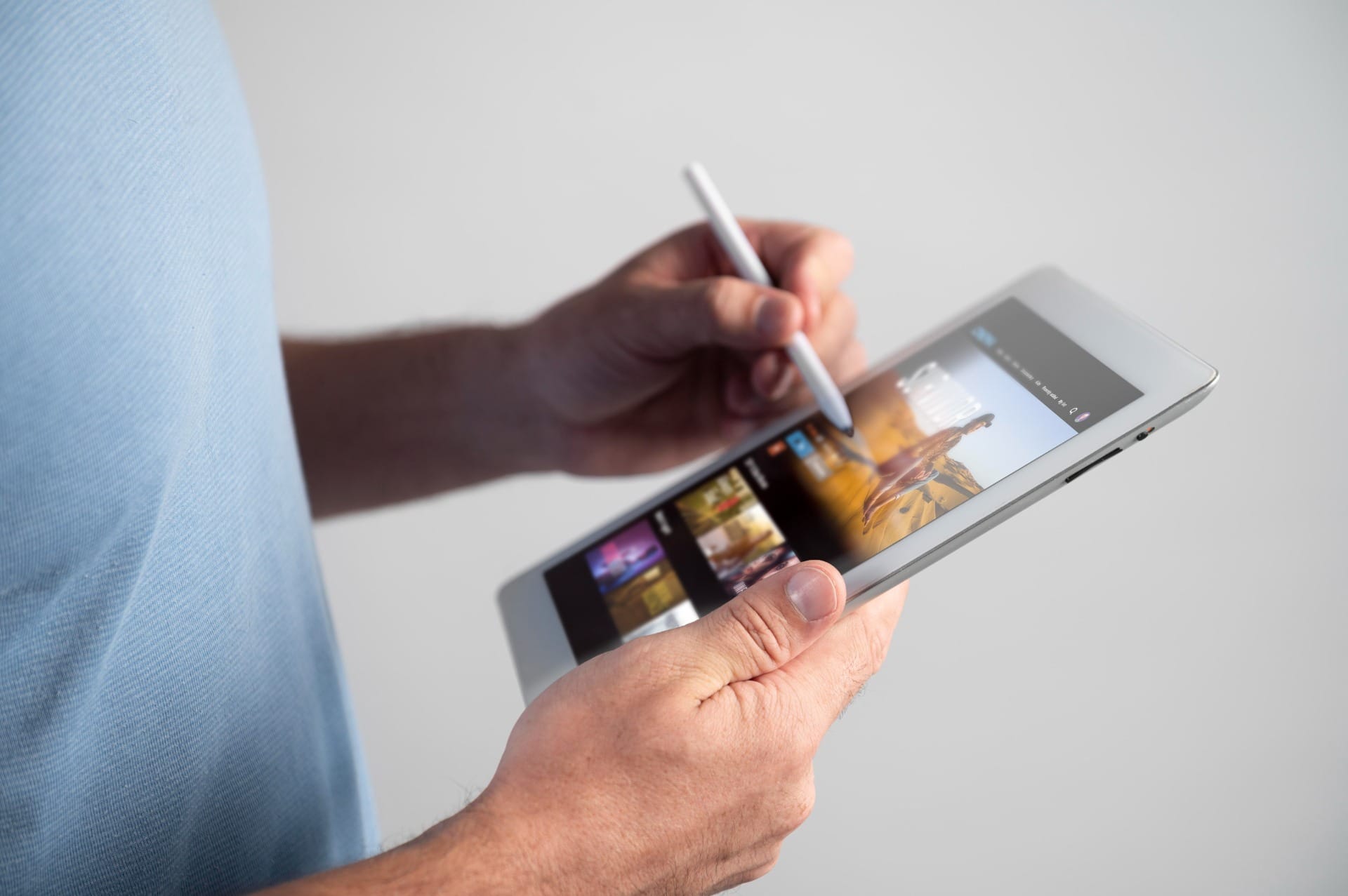 O tablet é indicado para leituras e videoaulas. / Foto: Freepik
