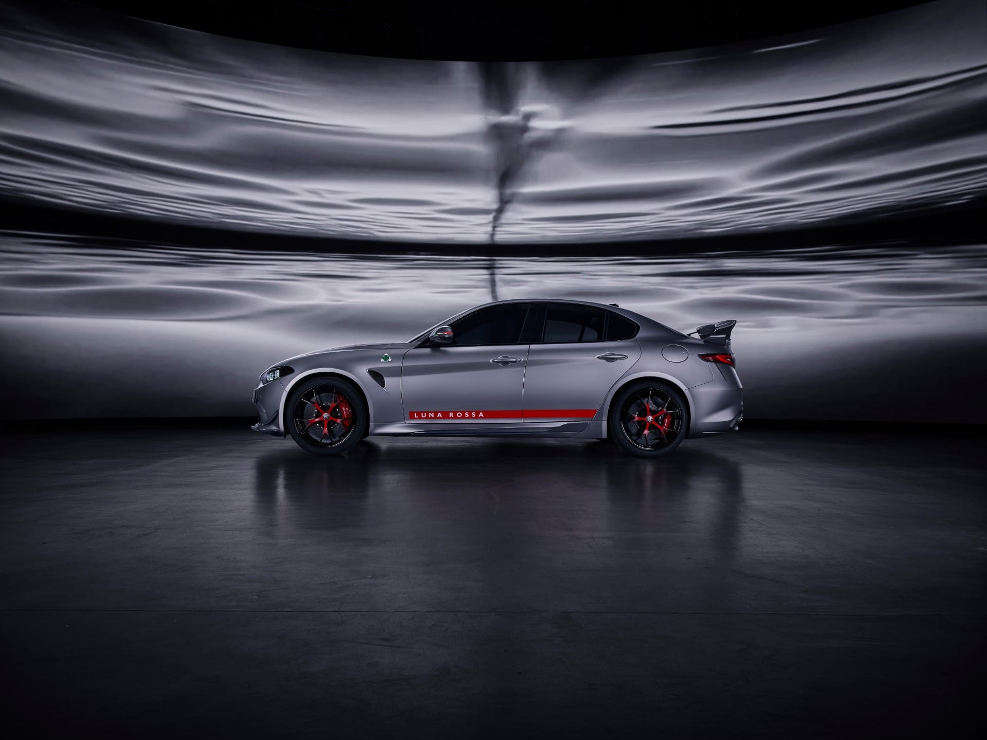 Alfa Romeo apresenta Giulia Quadrifoglio Luna Rossa; veja 