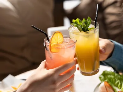 De clássicos com álcool a sucos, aprenda a fazer 20 drinks para o verão