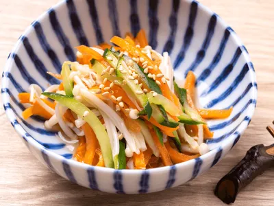Sunomono é saladinha japonesa refrescante para os dias de calor